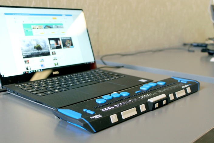 Laptop mit Tastatur für Menschen mit Sehbeeinträchtigungen, Photo by Elizabeth Woolner on Unsplash