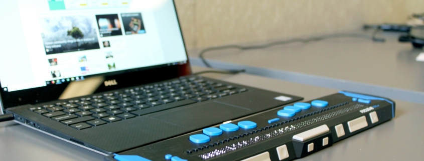 Laptop mit Tastatur für Menschen mit Sehbeeinträchtigungen, Photo by Elizabeth Woolner on Unsplash